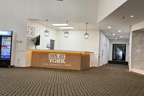 Lobby sitting area - Inn at York (York)
