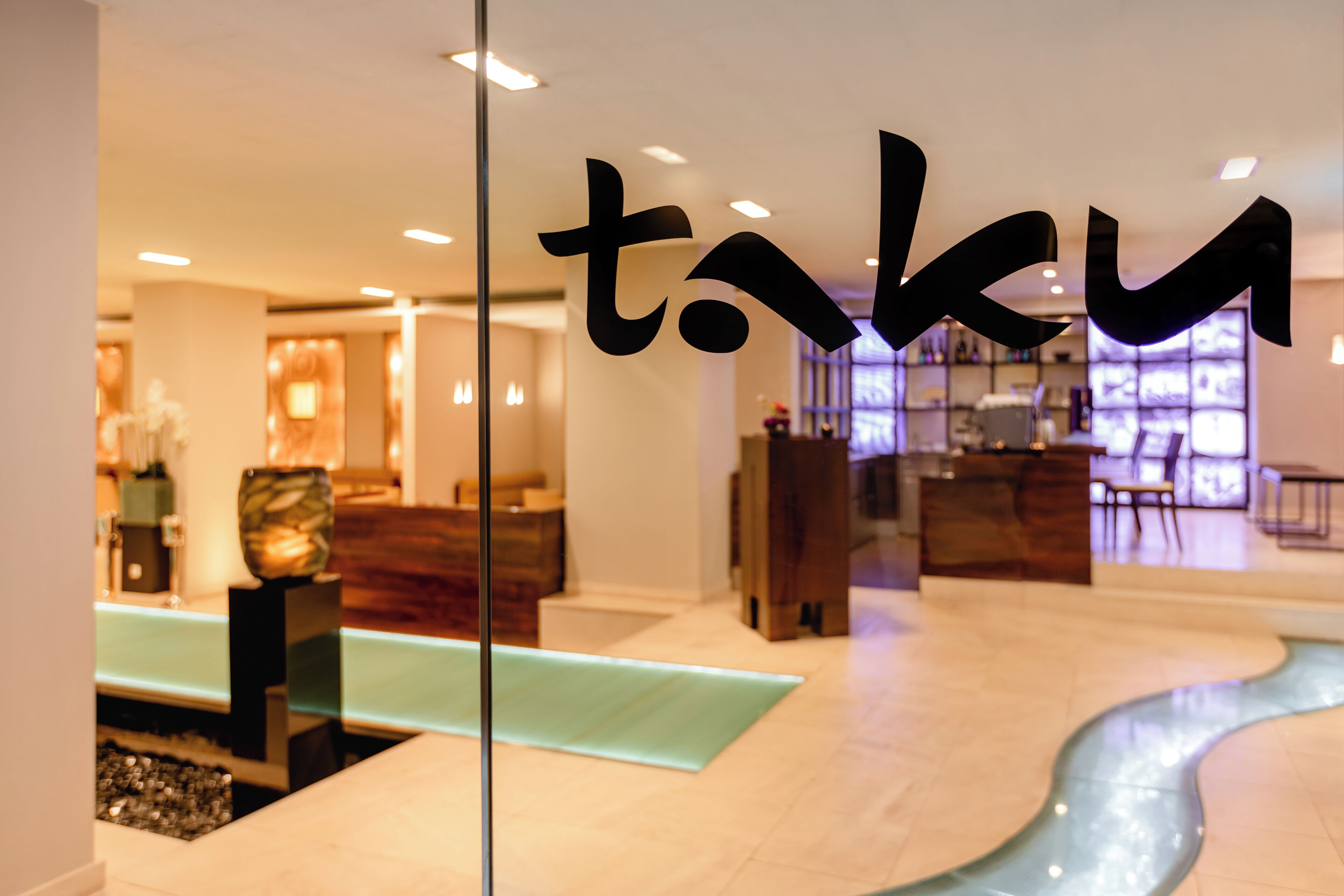 2 restaurants, lunch, dinner served; asian cuisine