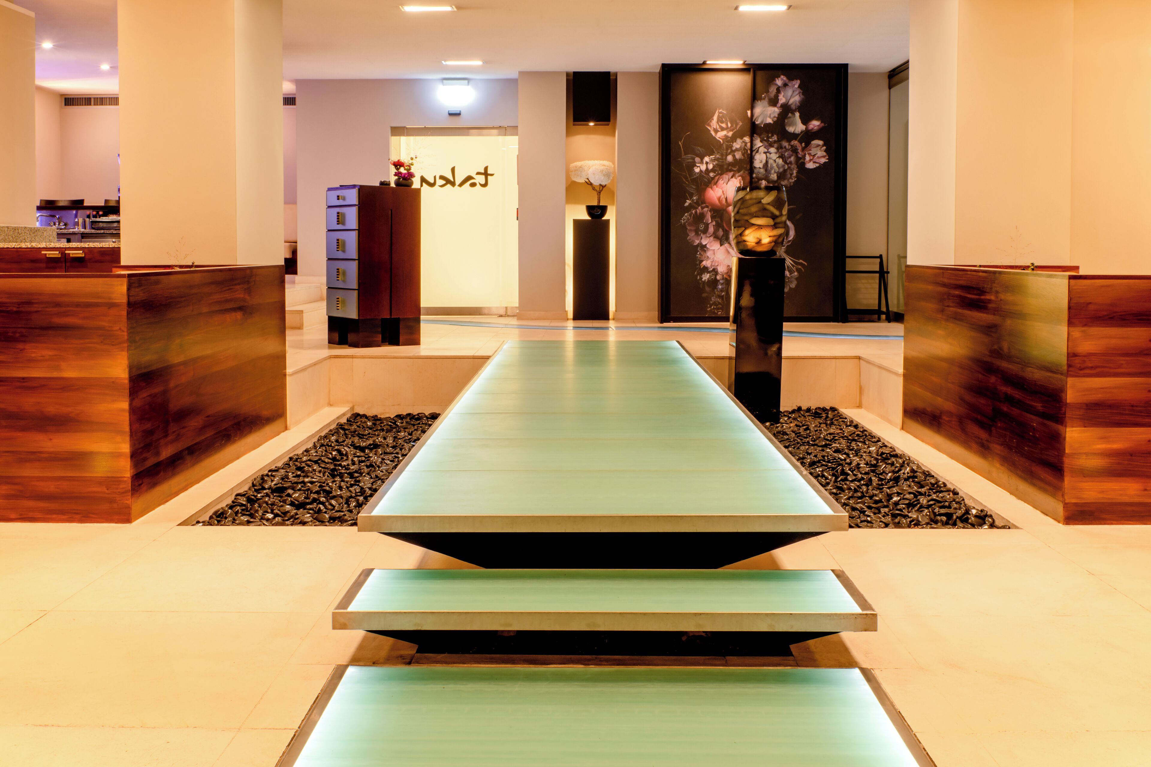 2 restaurants, lunch, dinner served; asian cuisine