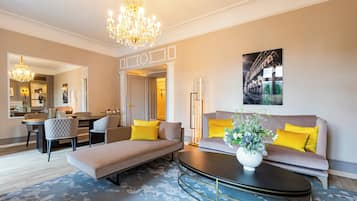 Suite (Excelsior) | Luxe beddengoed, een gratis minibar, een kluis op de kamer