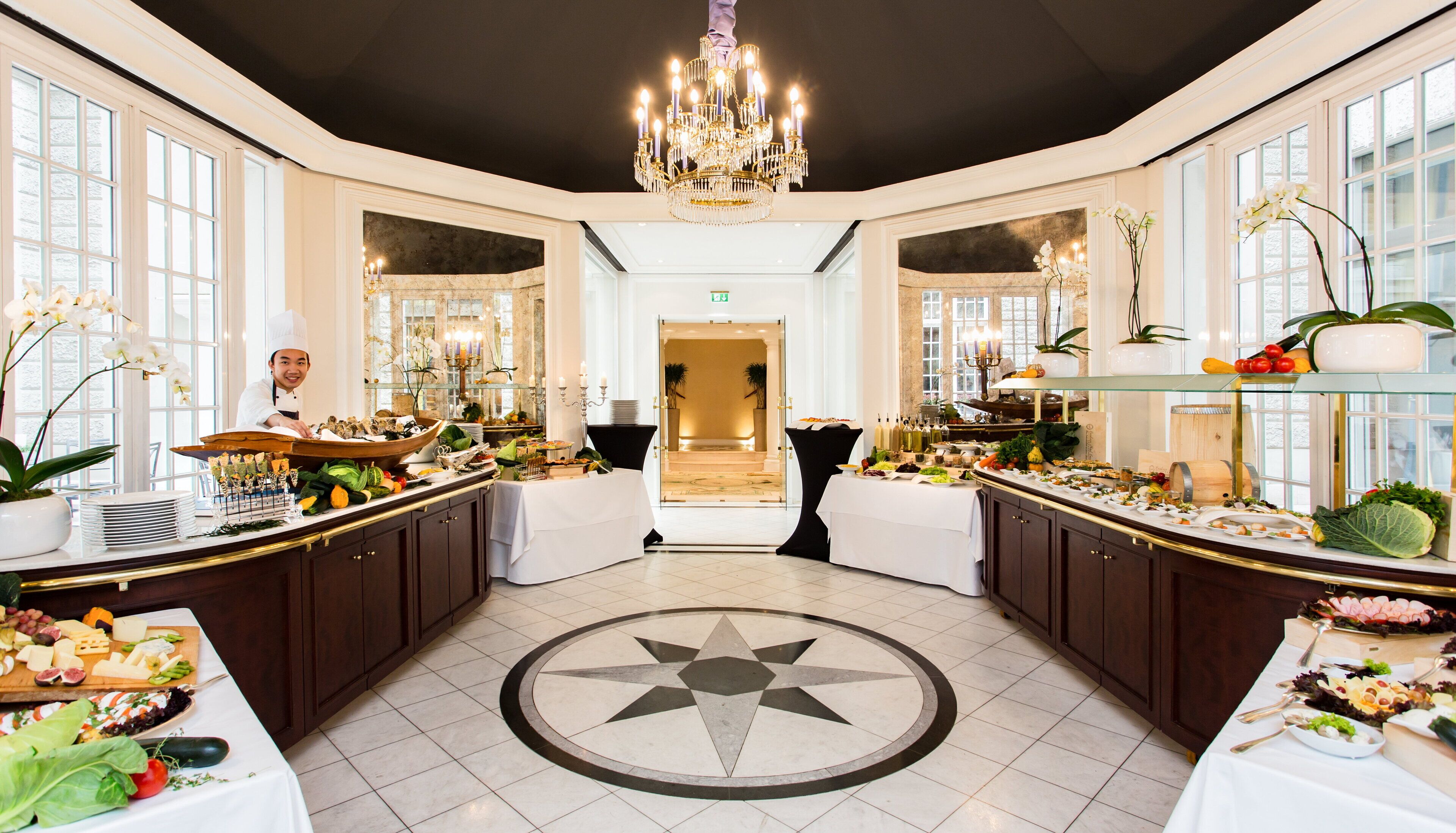 2 間餐廳，供應午餐和晚餐，亞洲料理