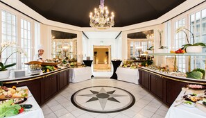 2 restaurantes, se sirven comidas, cenas y cocina asiática