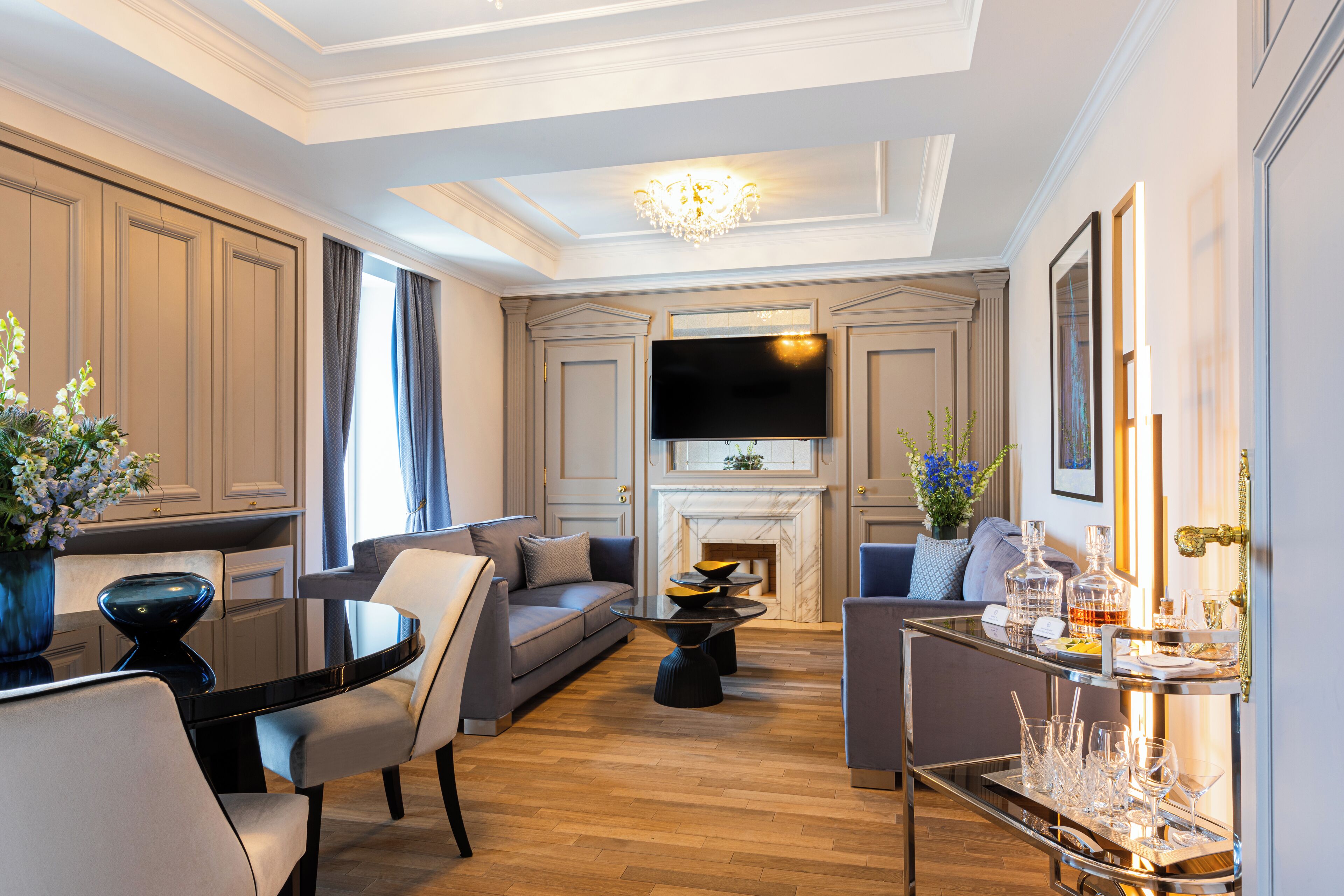 Suite (Excelsior) | Woonruimte | Een flatscreentelevisie en een tabletcomputer