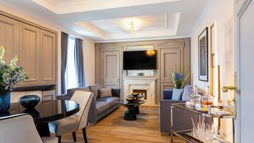 Suite (Excelsior) | Woonruimte | Een flatscreentelevisie en een tabletcomputer