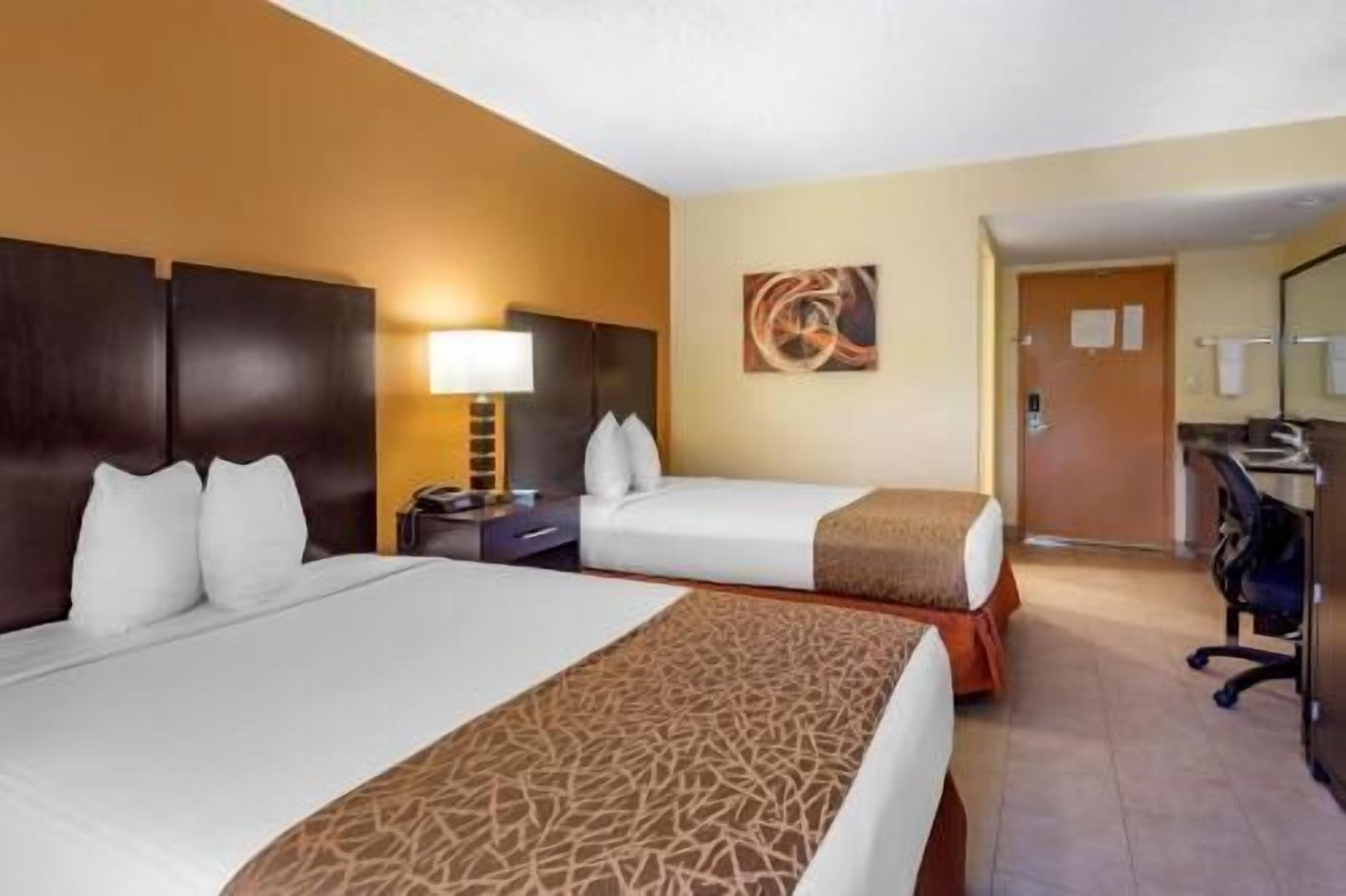 Escritorio, espacio para trabajar con laptop y cortinas blackout 