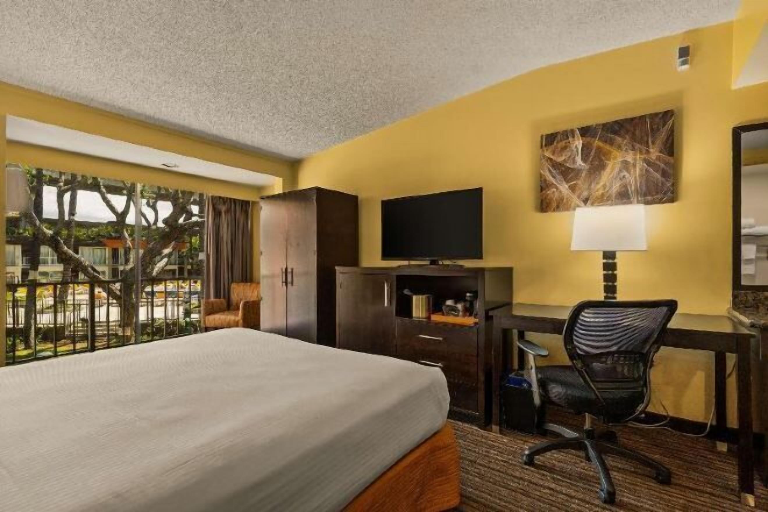 책상, 노트북 작업 공간, 암막 커튼, 다리미/다리미판