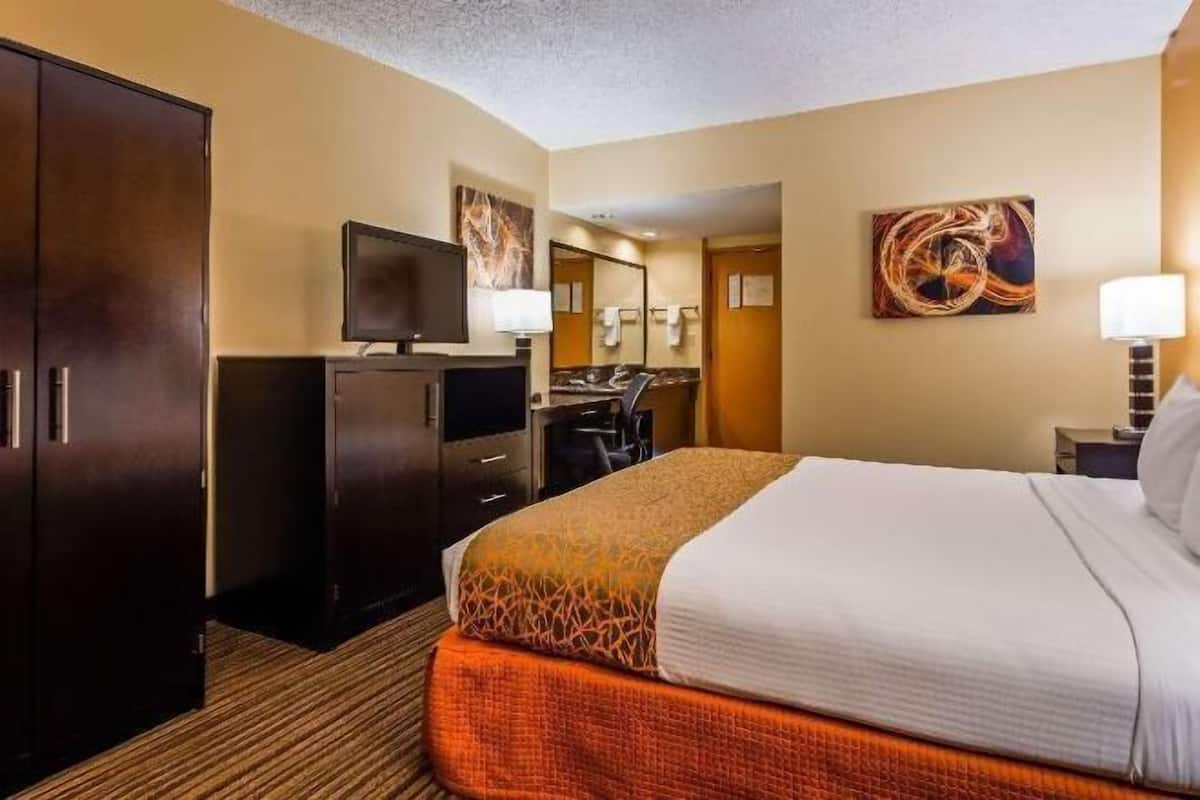 Skrivbord, arbetsyta för laptop och mörklÀggningsgardiner