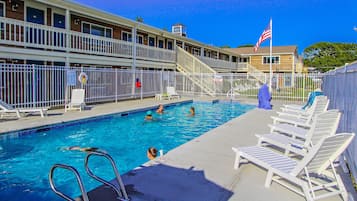 Hồ bơi ngoài trời phục vụ theo mùa