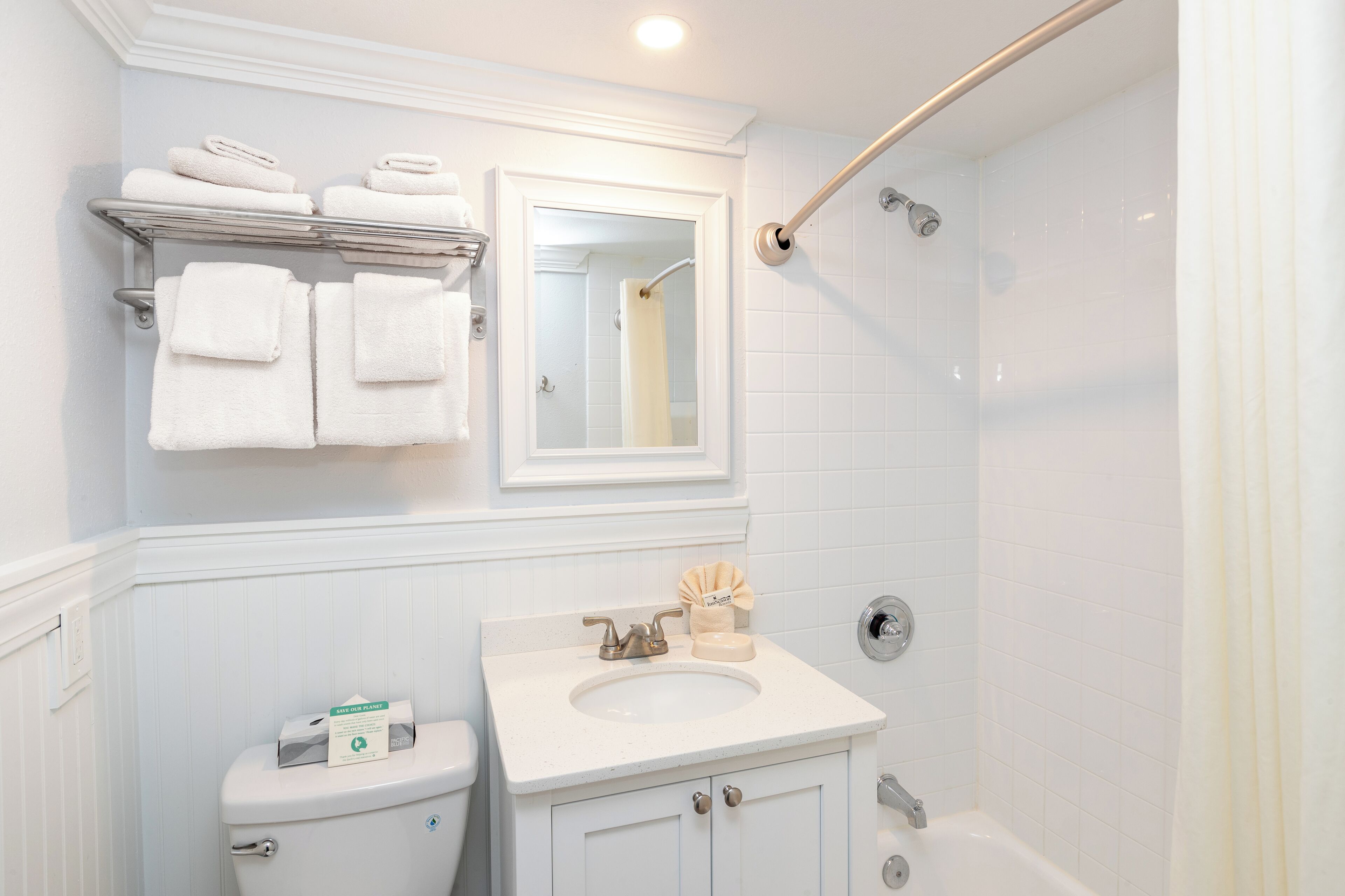 club room (queen) | 1 bedroom, iron/ironing board, bed sheets