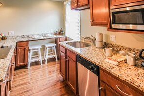 Habitación de lujo, 2 habitaciones | Cocina privada | Frigorífico, microondas, lavavajillas y cafetera o tetera