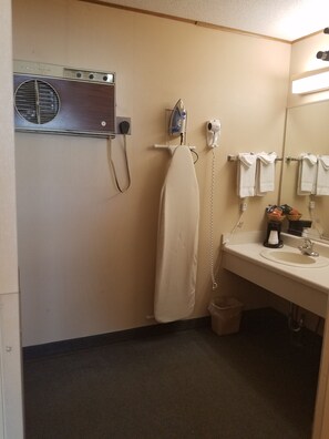 Quarto, 2 camas Queen, para não fumantes, geladeira e micro-ondas | Banheiro
