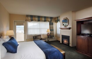 Premium bedding, pillowtop beds, in-room safe, desk