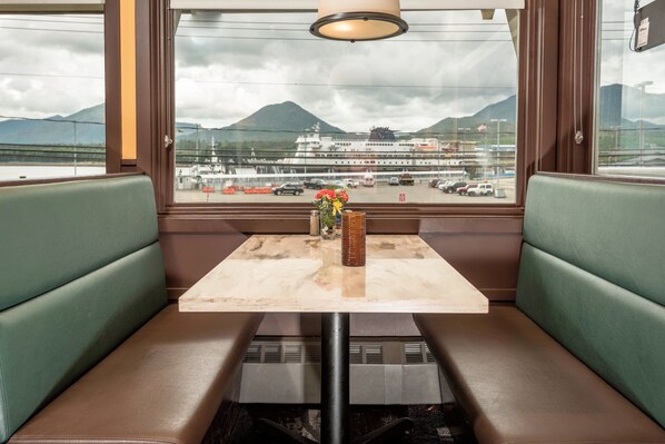 Cocktail bar, ocean views, open daily