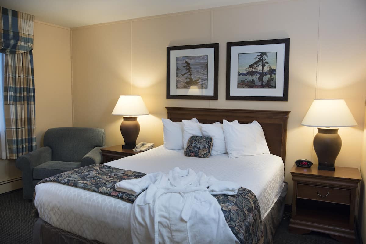 Standard Room, 1 Queen Bed | Premium bedding, pillowtop beds, in-room safe, desk