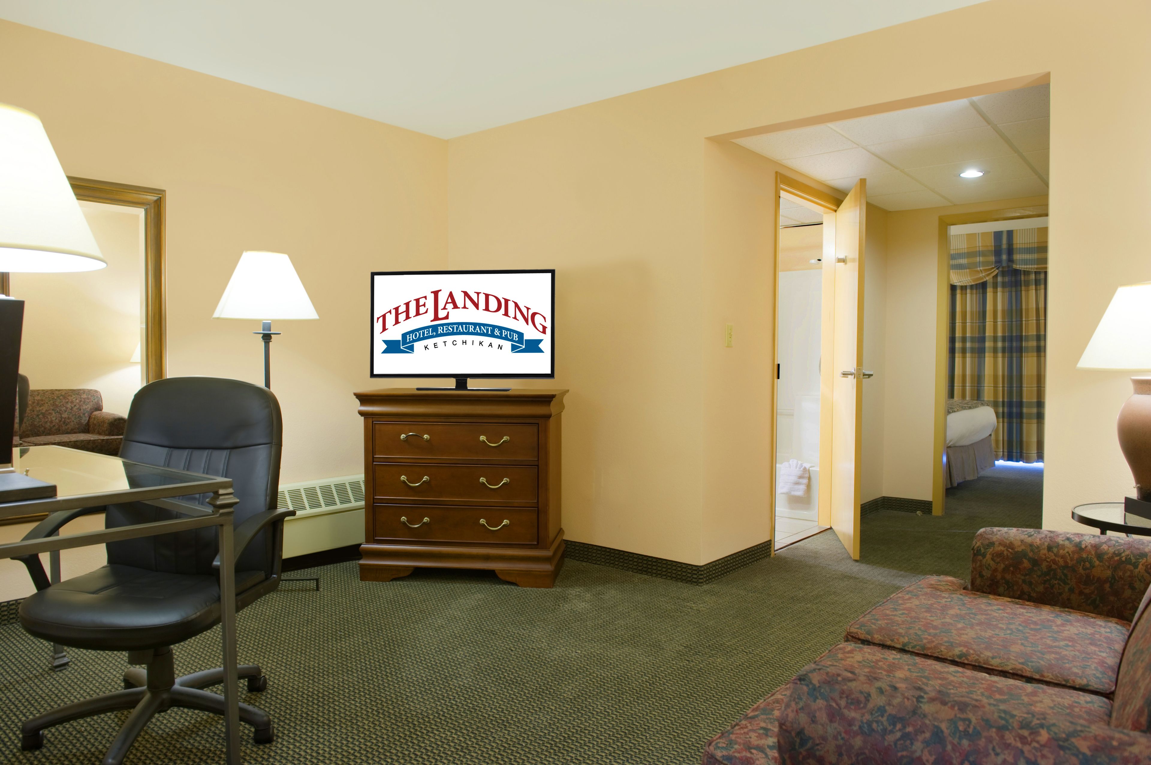 suite, 1 queen bed | living room | 37-inch flat-screen tv with cable channels, tv, ipod dock