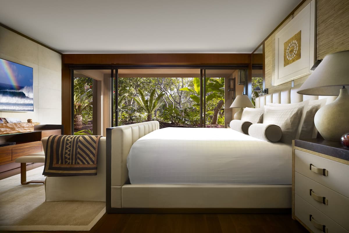 premium bedding, down duvets, in-room safe, desk