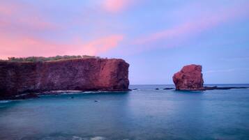På stranden, liggestole, parasoller, badehåndklæder