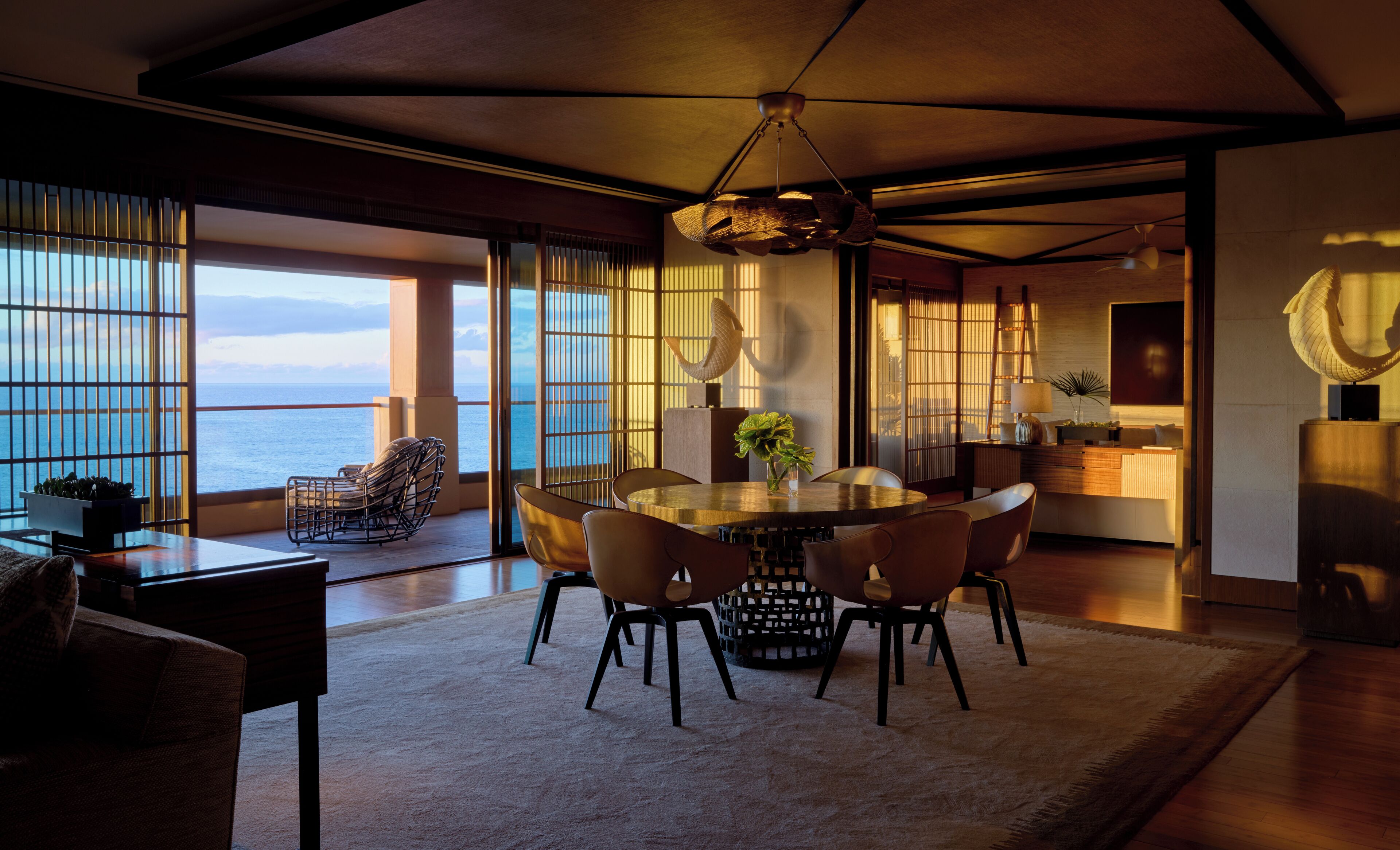 Un comedor amplio con vistas al mar, una cocina moderna y una zona de estar acogedora con vistas al océano.