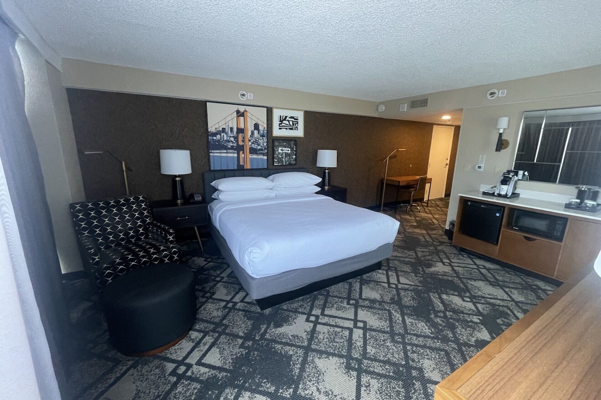 Studio Suite, 1 King Bed | Premium bedding, down comforters, pillowtop beds, in-room safe