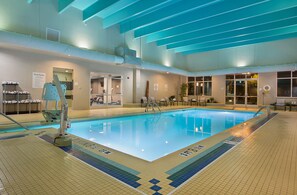 Indendørs pool, åben fra kl. 05.00 til kl. 00.00, liggestole