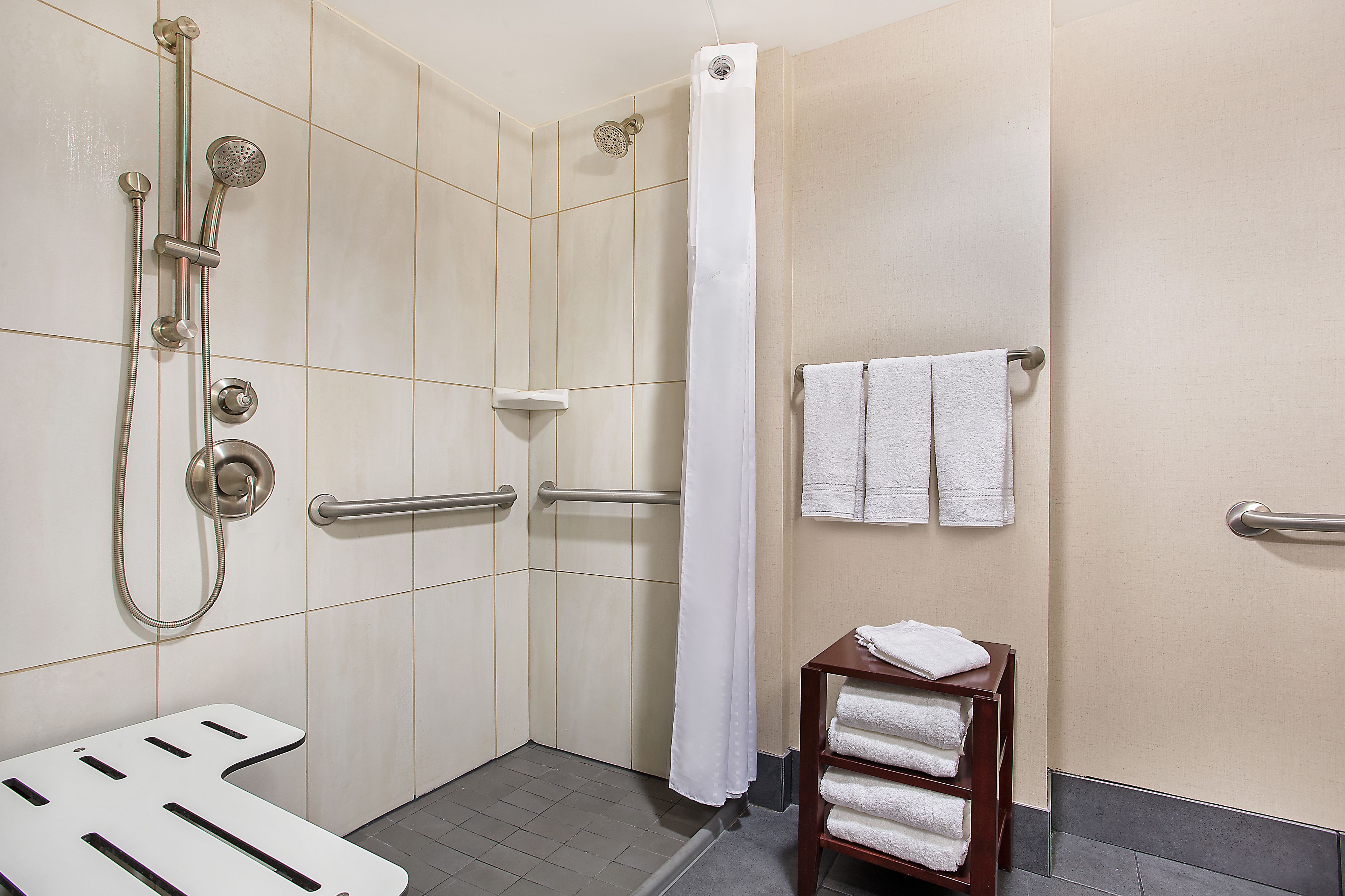 combined shower/bathtub, hair dryer, towels
