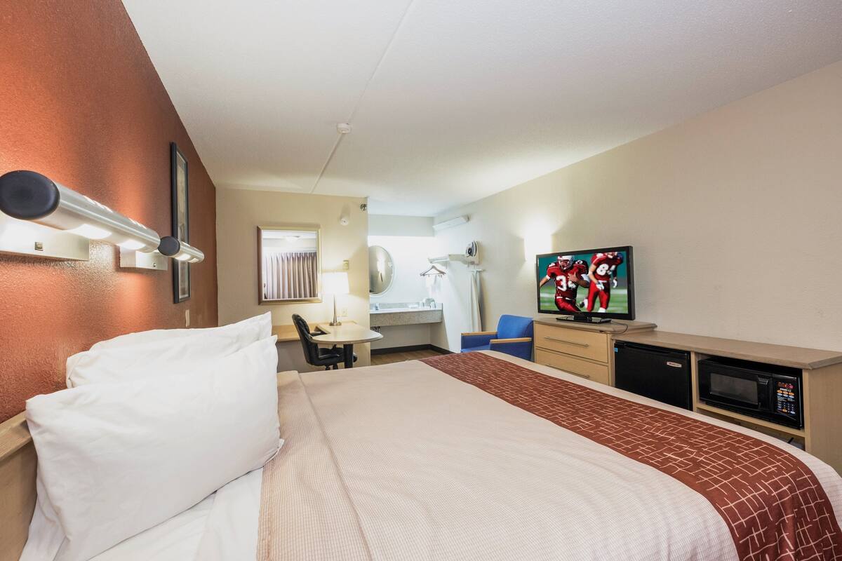 Superior Room, 1 King Bed, Non Smoking | Cribs (free), WiFi (free), bed sheets