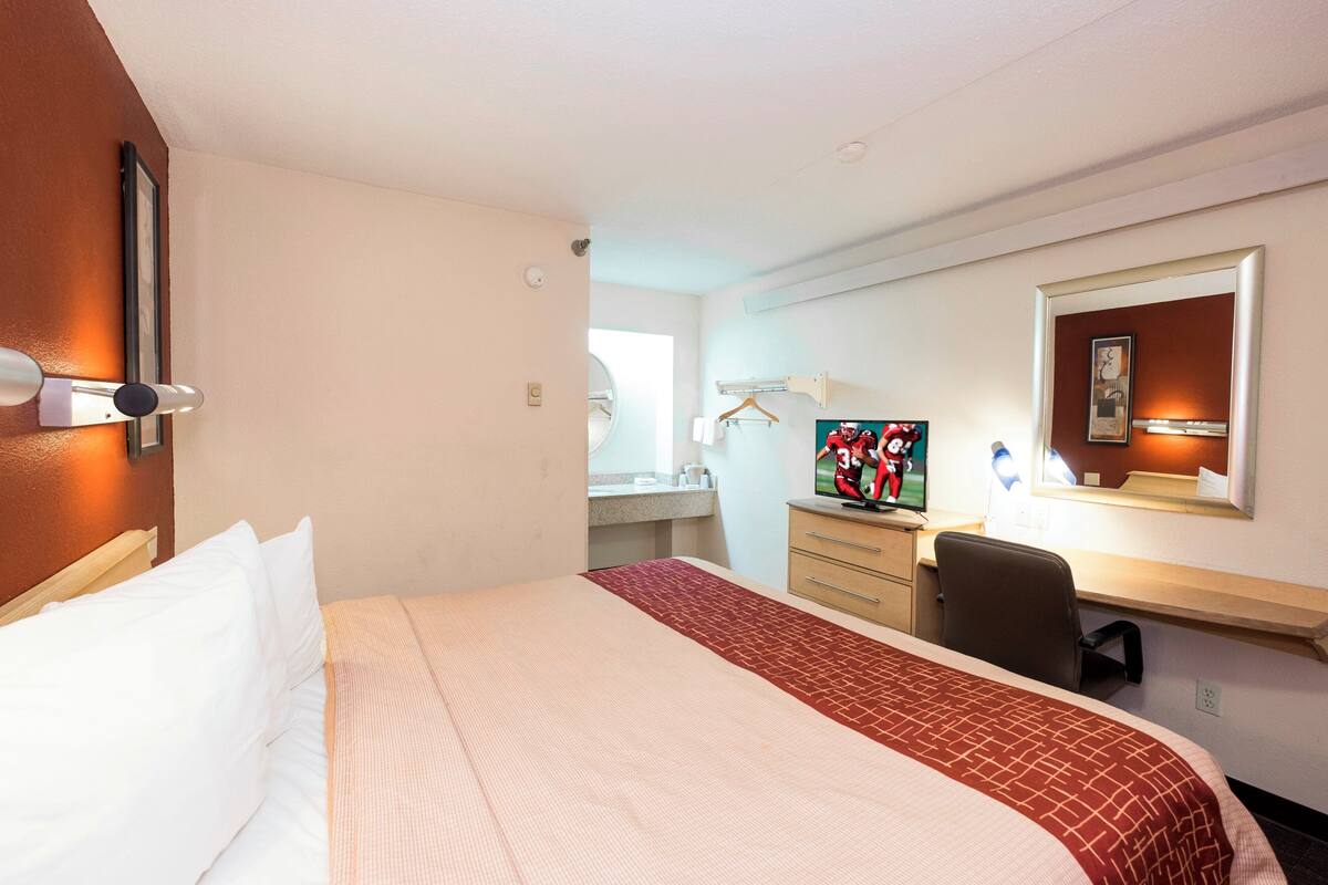 Cribs (free), WiFi (free), bed sheets