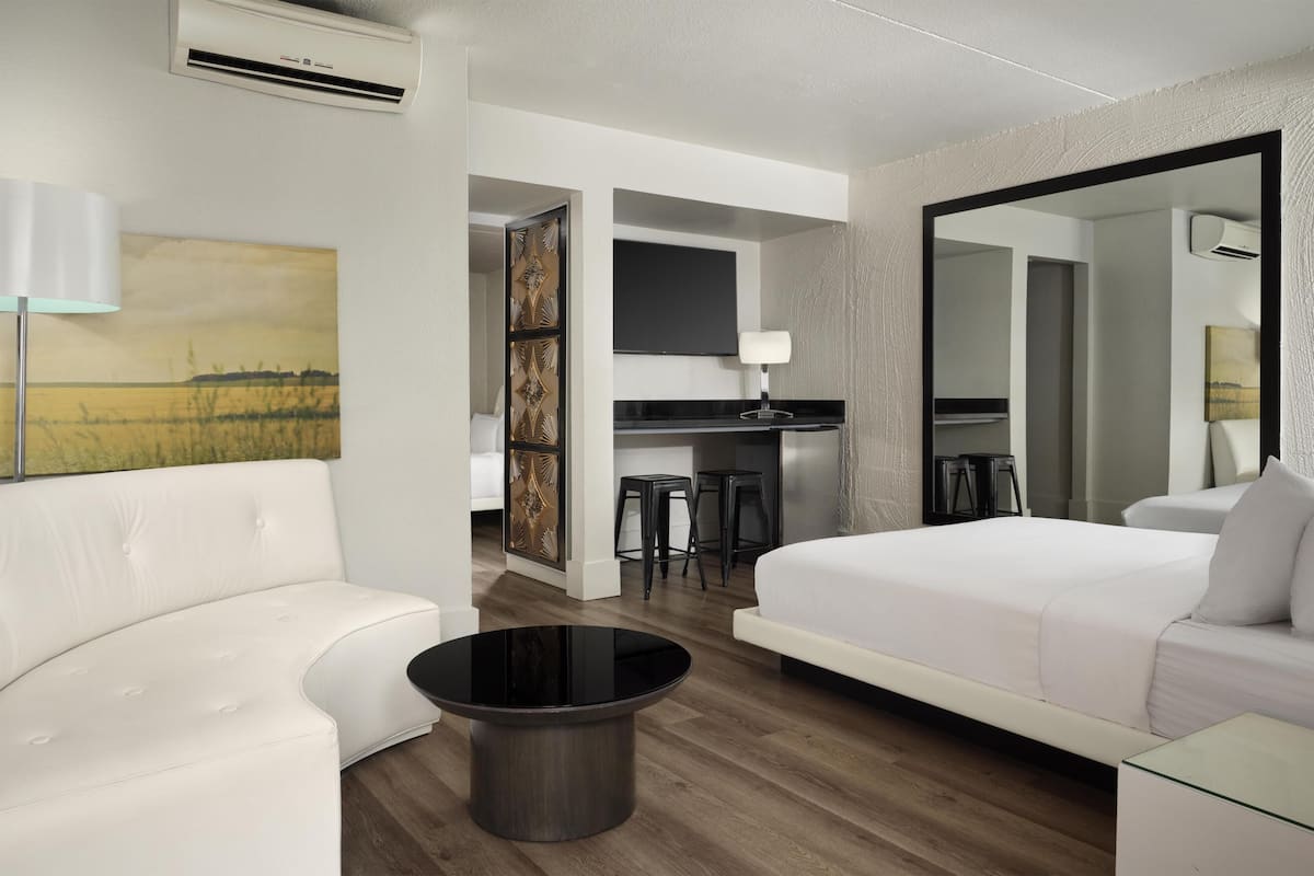 Suite, varias camas, para no fumadores | 1 habitación, ropa de cama hipoalergénica y edredón