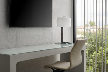 1 bedroom, hypo-allergenic bedding, down comforters, memory foam beds at The Clarendon Hotel & Spa, BW Signature Collection
