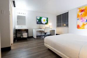 King Suite | 1 bedroom, hypo-allergenic bedding, down comforters, memory foam beds