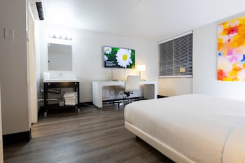 King Suite | 1 bedroom, hypo-allergenic bedding, down comforters, memory foam beds at The Clarendon Hotel and Spa