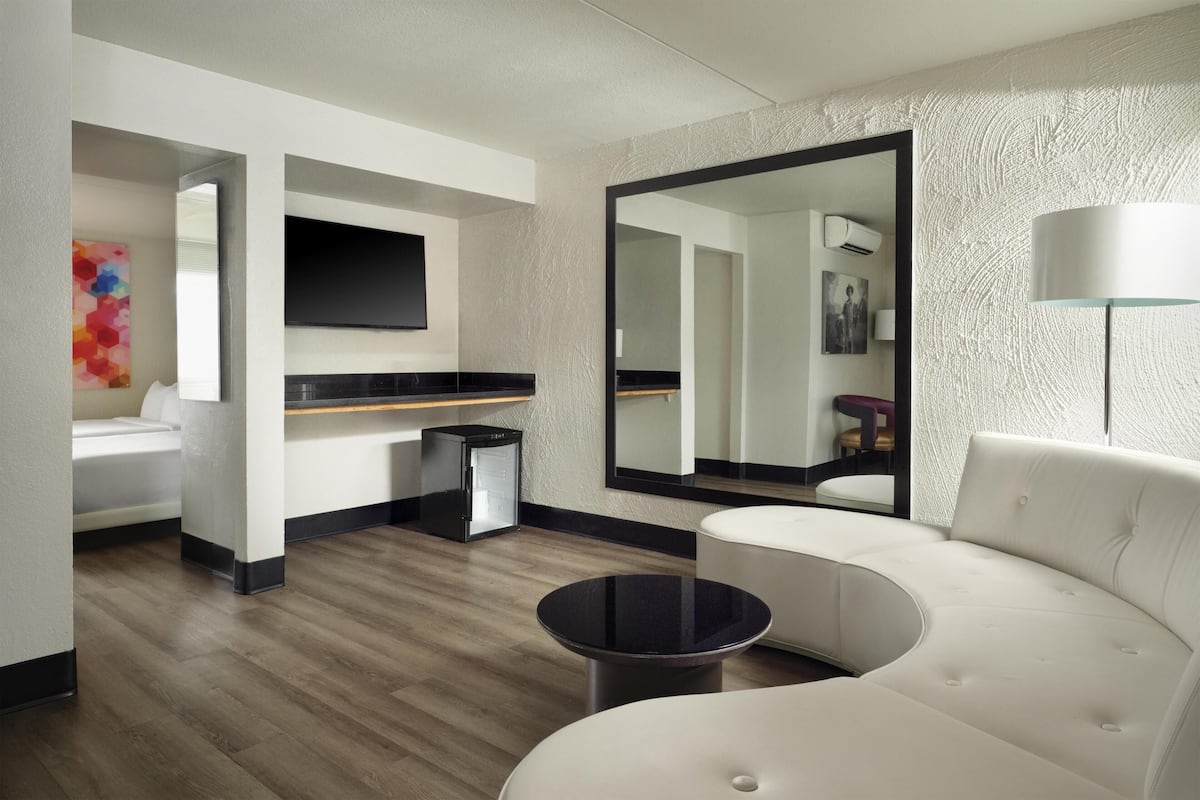 Suite, 2 camas Queen size, para no fumadores (Living Room) | 1 habitación, ropa de cama hipoalergénica y edredón