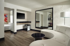 套房, 2 張加大雙人床, 非吸煙房 (Living Room) | 1 間睡房、防敏寢具、羽絨被、記憶棉床墊