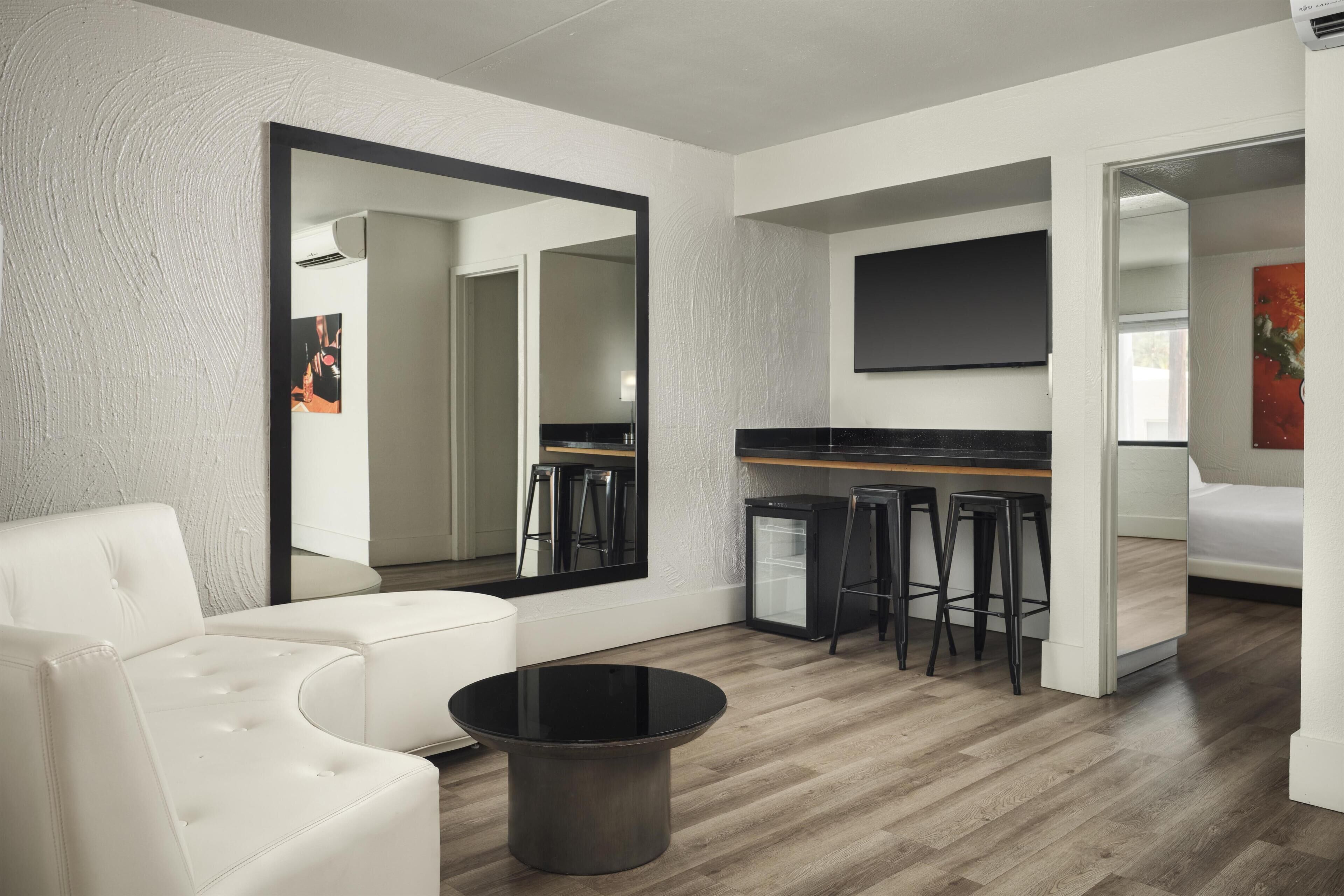 Suite, 1 cama King size, para no fumadores (Living Room) | 1 habitación, ropa de cama hipoalergénica y edredón 