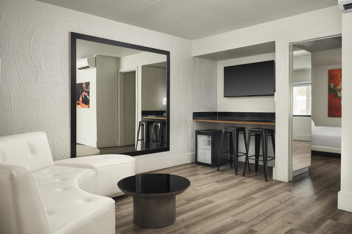 Suite, 1 cama King size, para no fumadores (Living Room) | 1 habitación, ropa de cama hipoalergénica y edredón