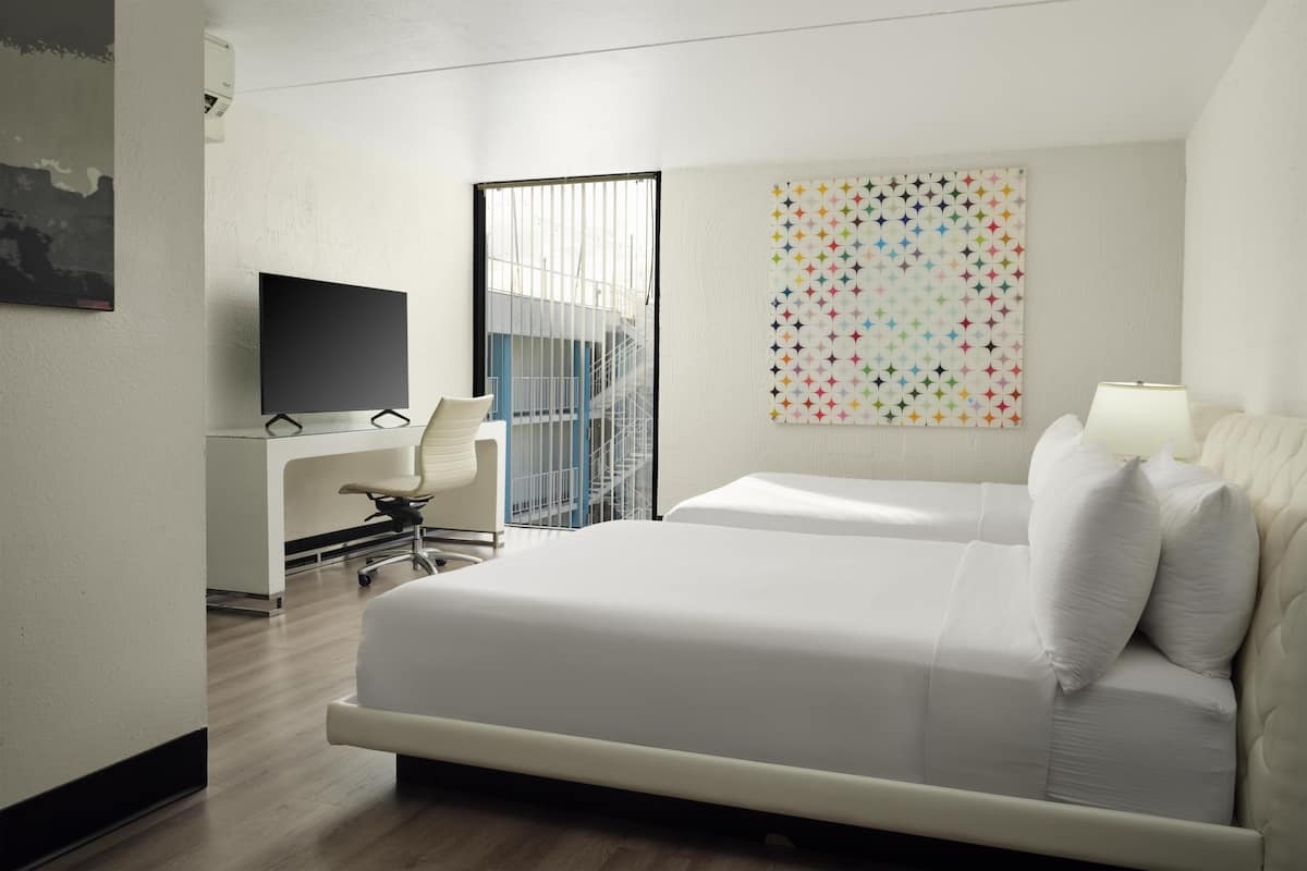 Habitación Deluxe, 2 camas Queen size, para no fumadores, vista a la alberca | 1 habitación, ropa de cama hipoalergénica y edredón