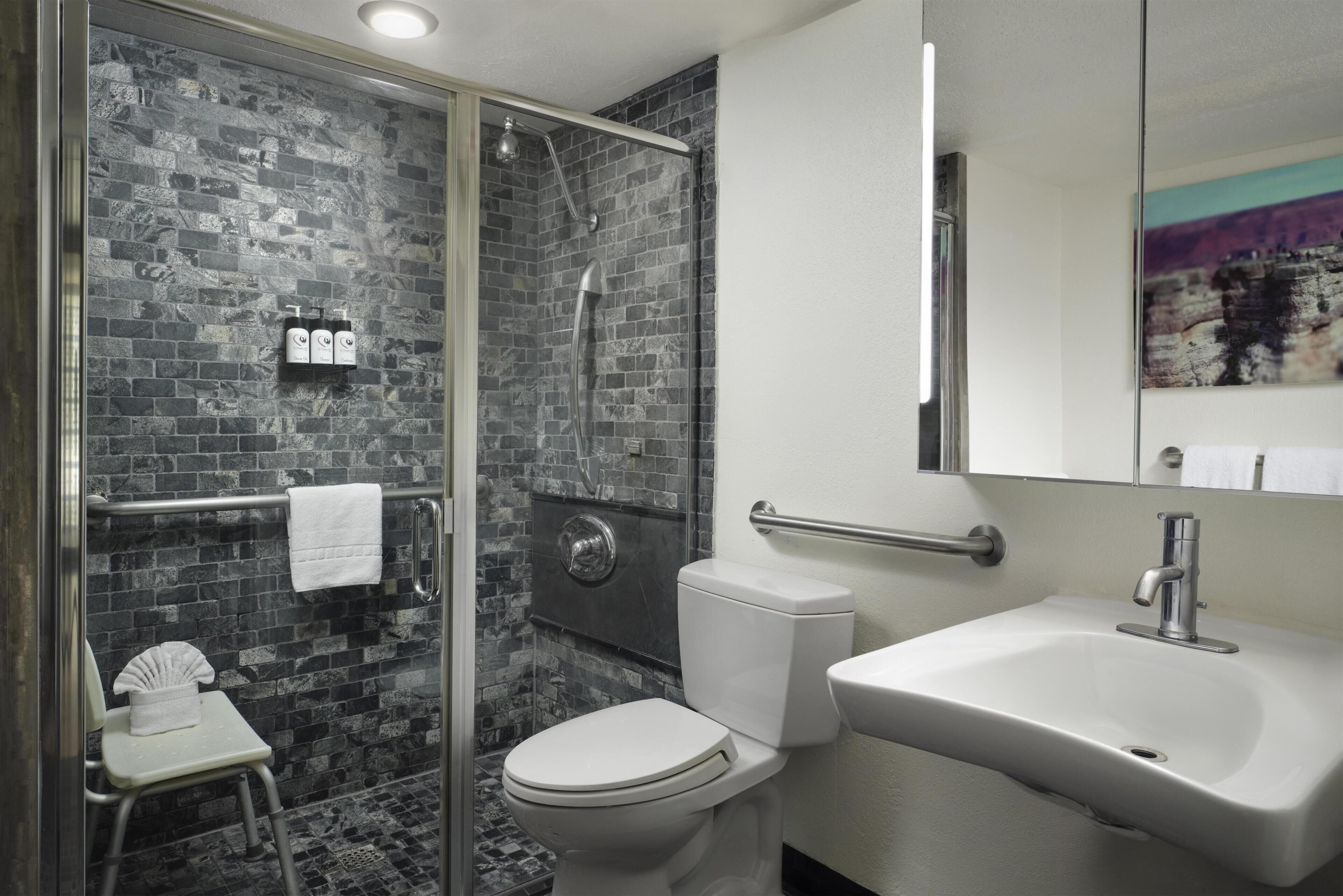 Un bagno con doccia, WC e lavandino.