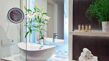 大花洒淋浴喷头、免费洗浴用品、吹风机、毛巾