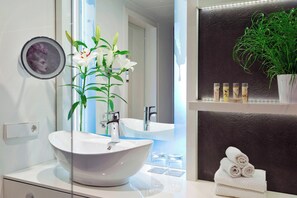 Douche à « effet pluie », articles de toilette gratuits, sèche-cheveux