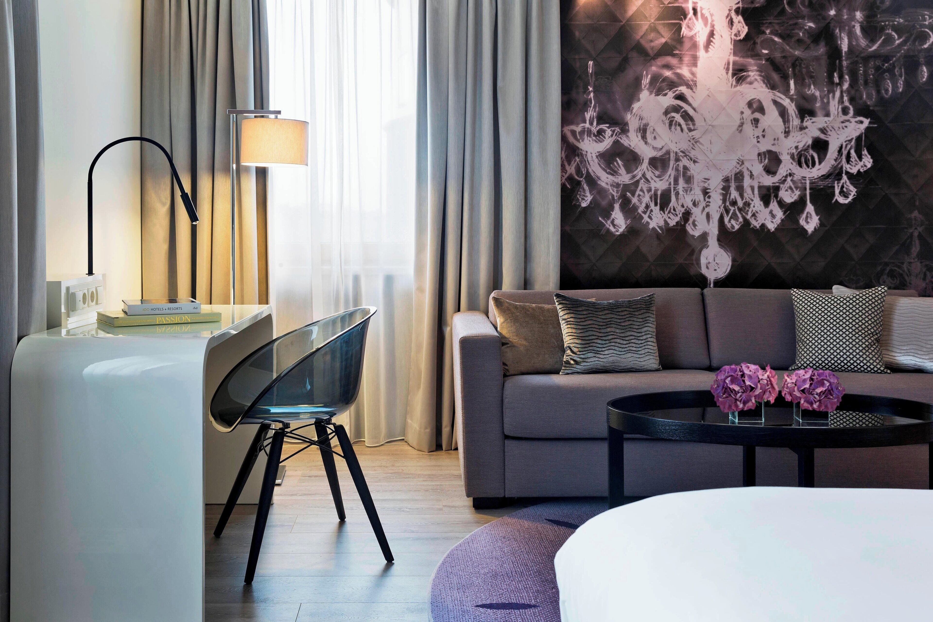 junior suite, 1 king bed, non smoking | 1 bedroom, premium bedding, minibar, in-room safe