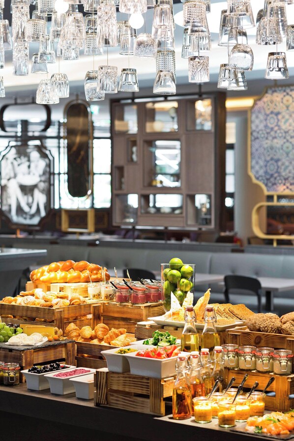 Café da manhã, almoço e jantar; culinária internacional 