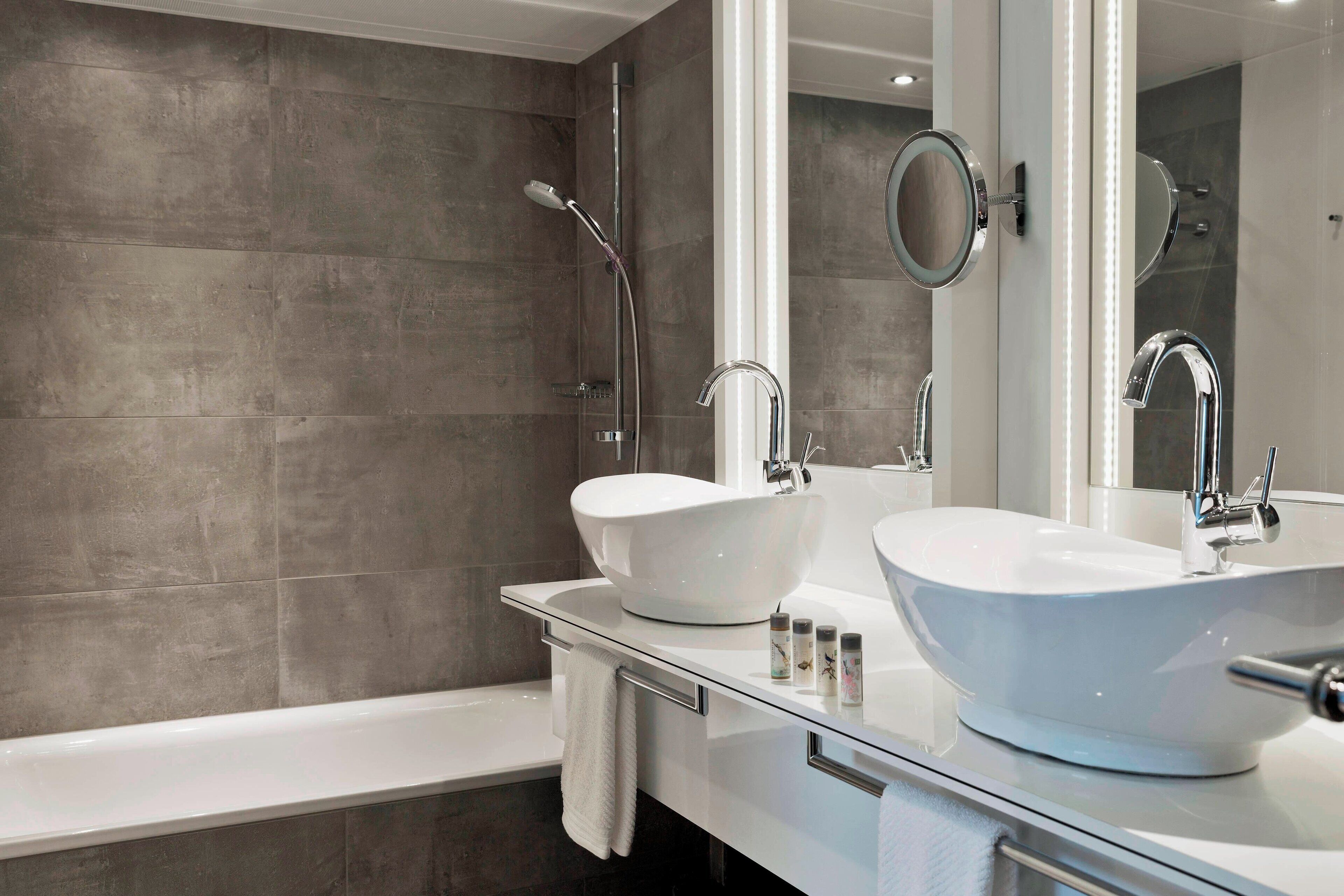 rainfall showerhead, free toiletries, hair dryer, towels