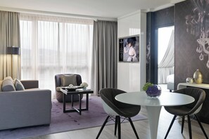 Suite, 2 soverom | Sengetøy av topp kvalitet, minibar, safe på rommet og skrivebord