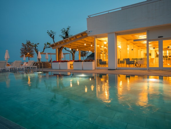 Piscine extérieure en saison