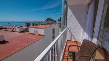 Premium tweepersoonskamer, balkon, gedeeltelijk uitzicht op zee | Kameruitzicht