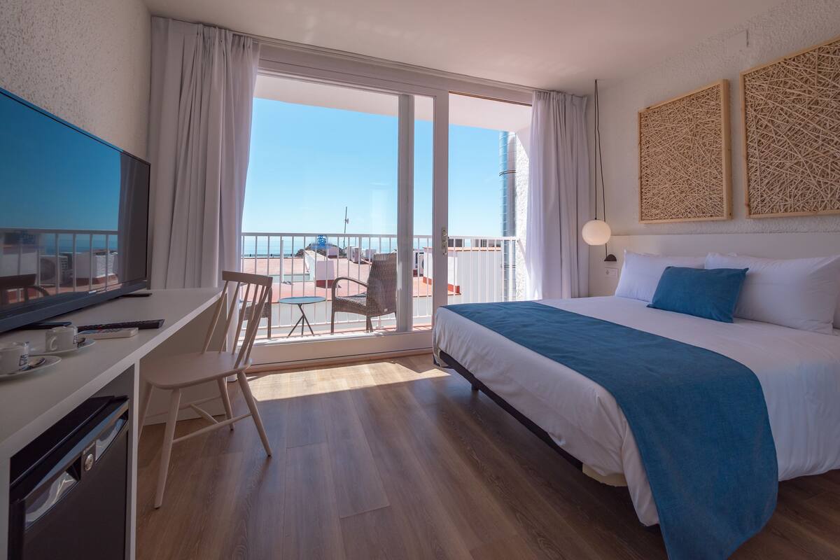 premium double room, balcony, partial sea view | minibar, in-room safe, desk, free cots/infant beds