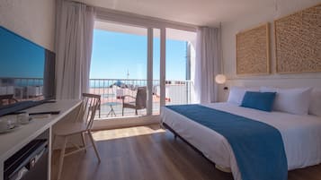 Habitación Premium doble, balcón, vistas parciales al mar | Minibar, caja fuerte, escritorio y cunas gratuitas