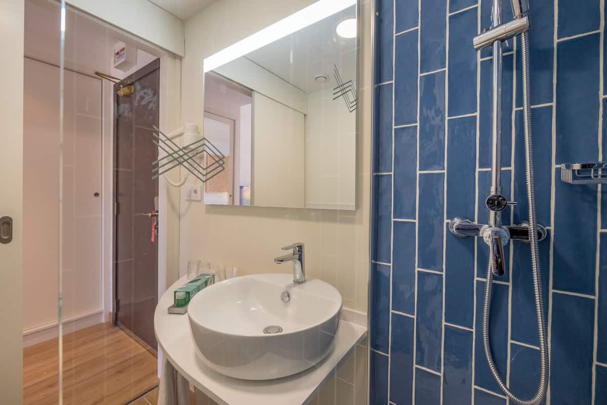 premium double room, balcony | bathroom shower