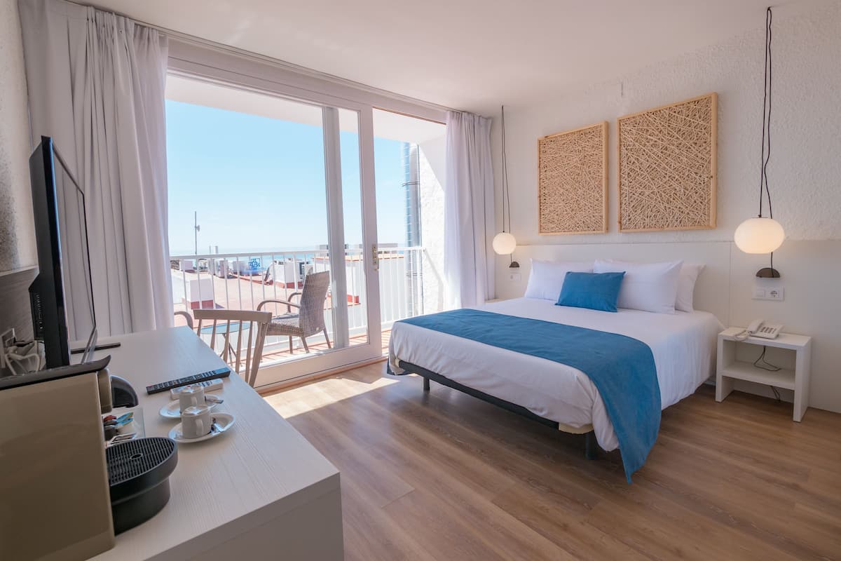 Chambre Prestige double, balcon, vue partielle sur la mer | Minibar, coffre-fort, bureau, lit de bébé (gratuit)