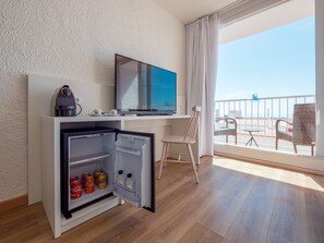 Chambre Double Premium, balcon, vue partielle sur la mer | Équipements de la chambre